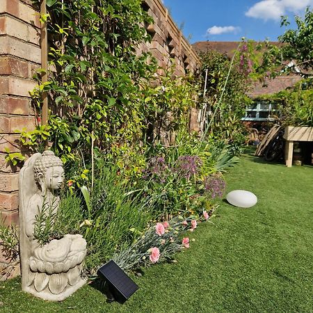 Lotus Pod House Homestay Horsell Dış mekan fotoğraf